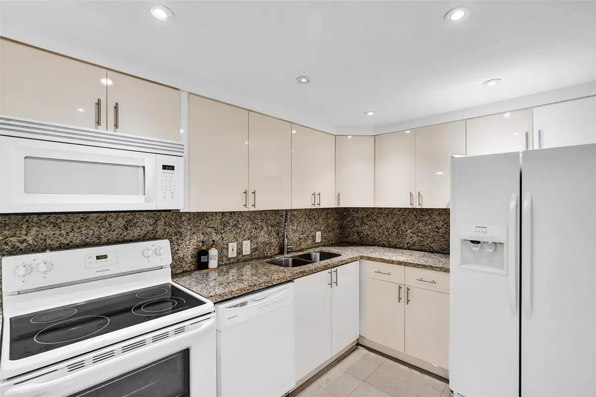 Photo 8 at 20400 W COUNTRY CLUB Drive 118, Aventura