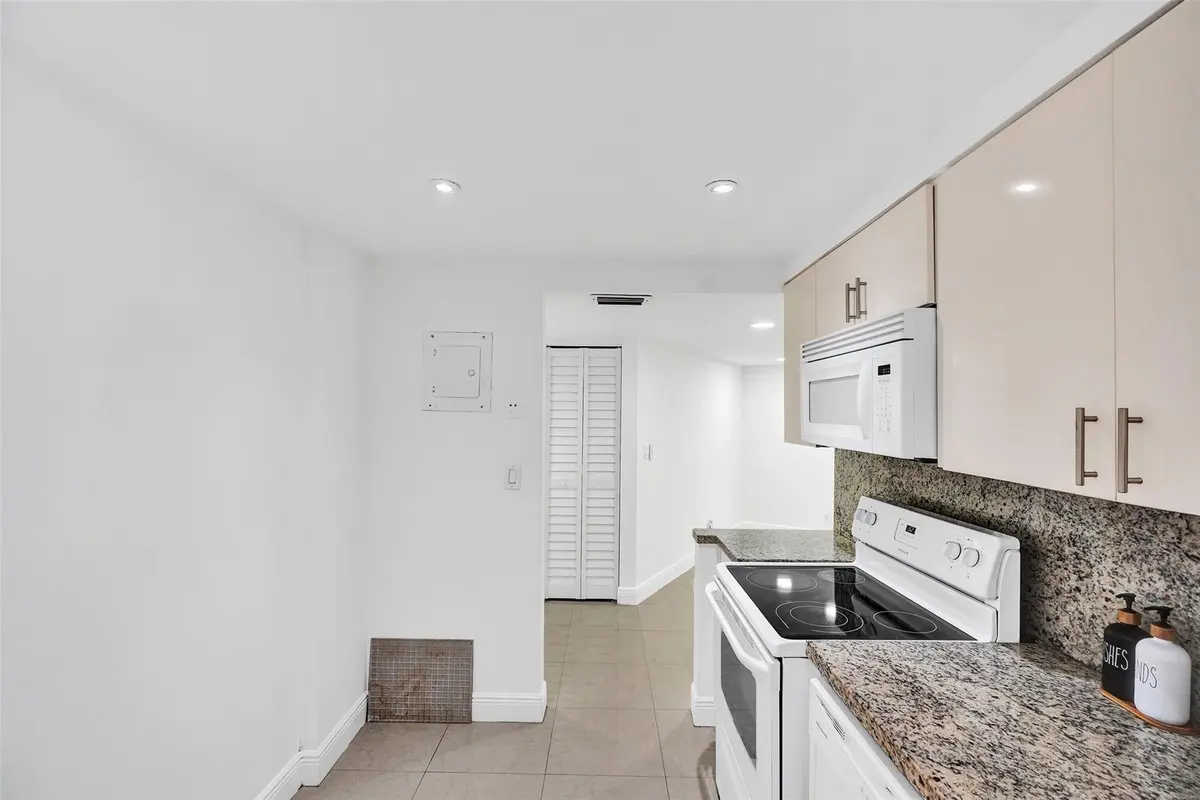 Photo 9 at 20400 W COUNTRY CLUB Drive 118, Aventura