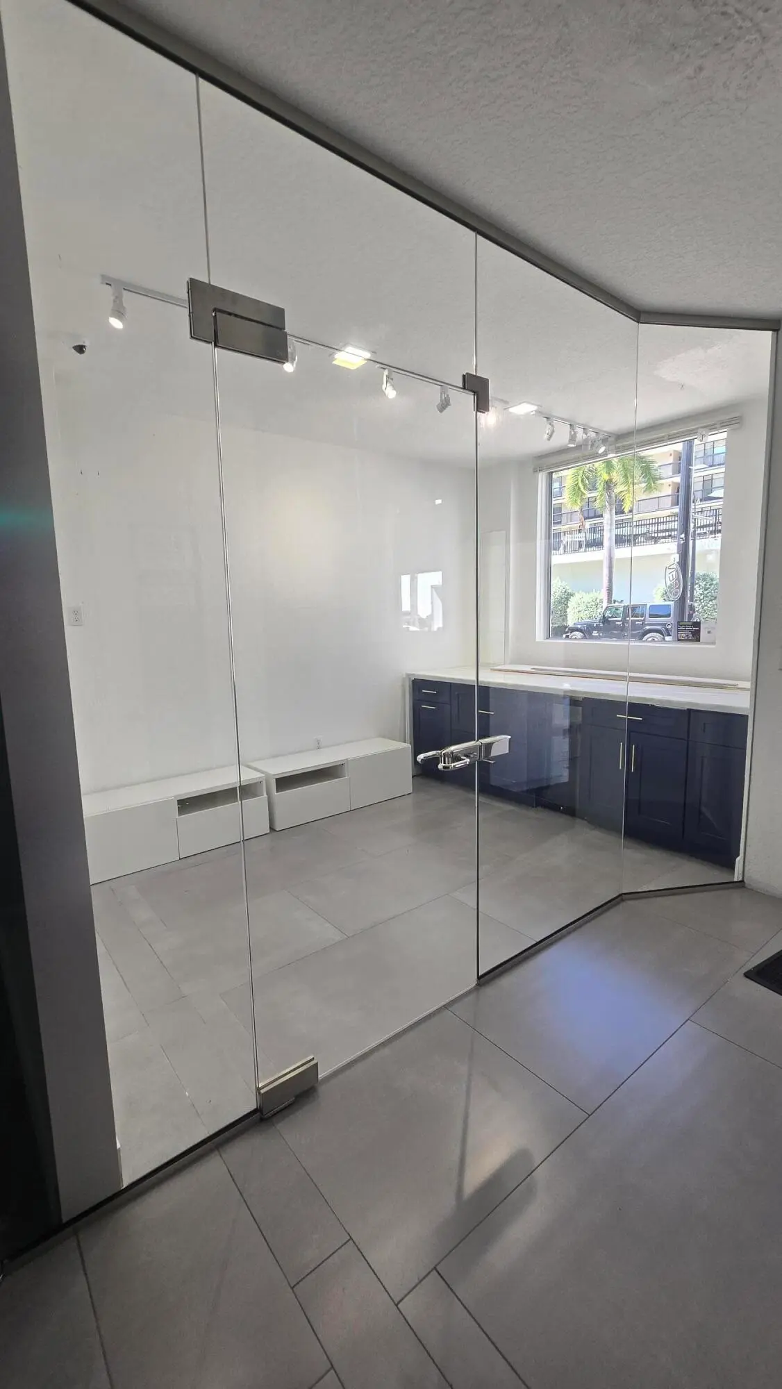 8x14 glass Hallway at 1918 HARRISON Street 103, Hollywood