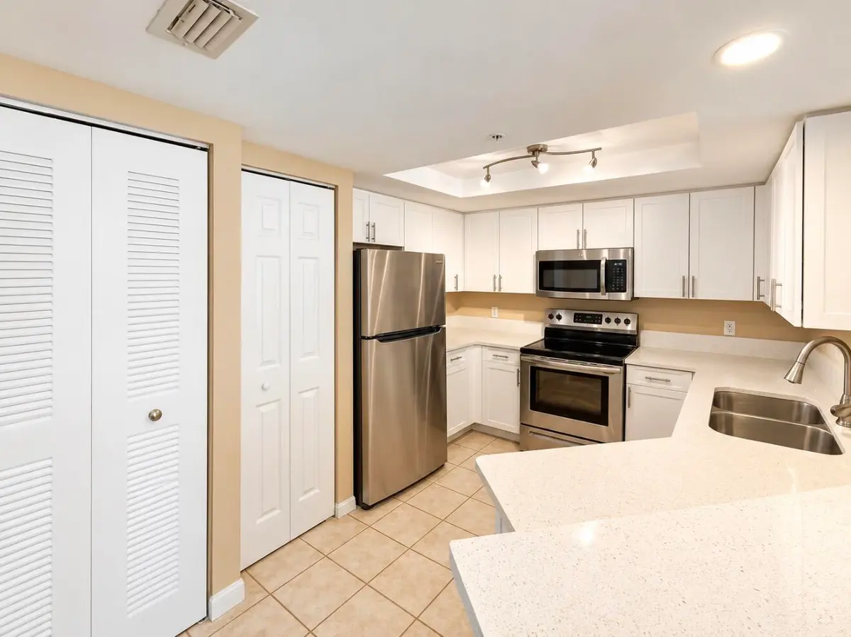 IMG_7359 at 4159 N HAVERHILL Road 1304, West Palm Beach