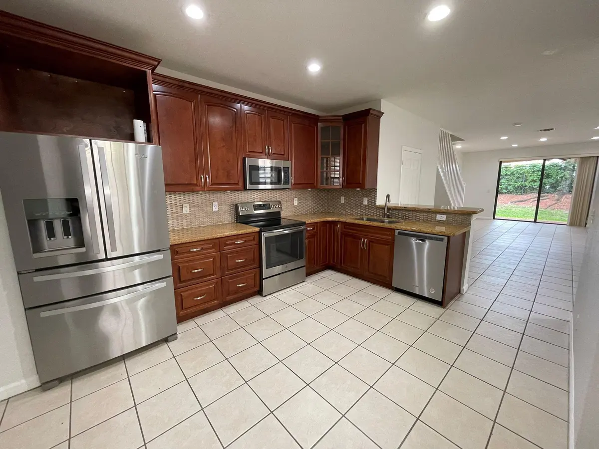 4851 8 at 4158 FOREST Drive, Weston