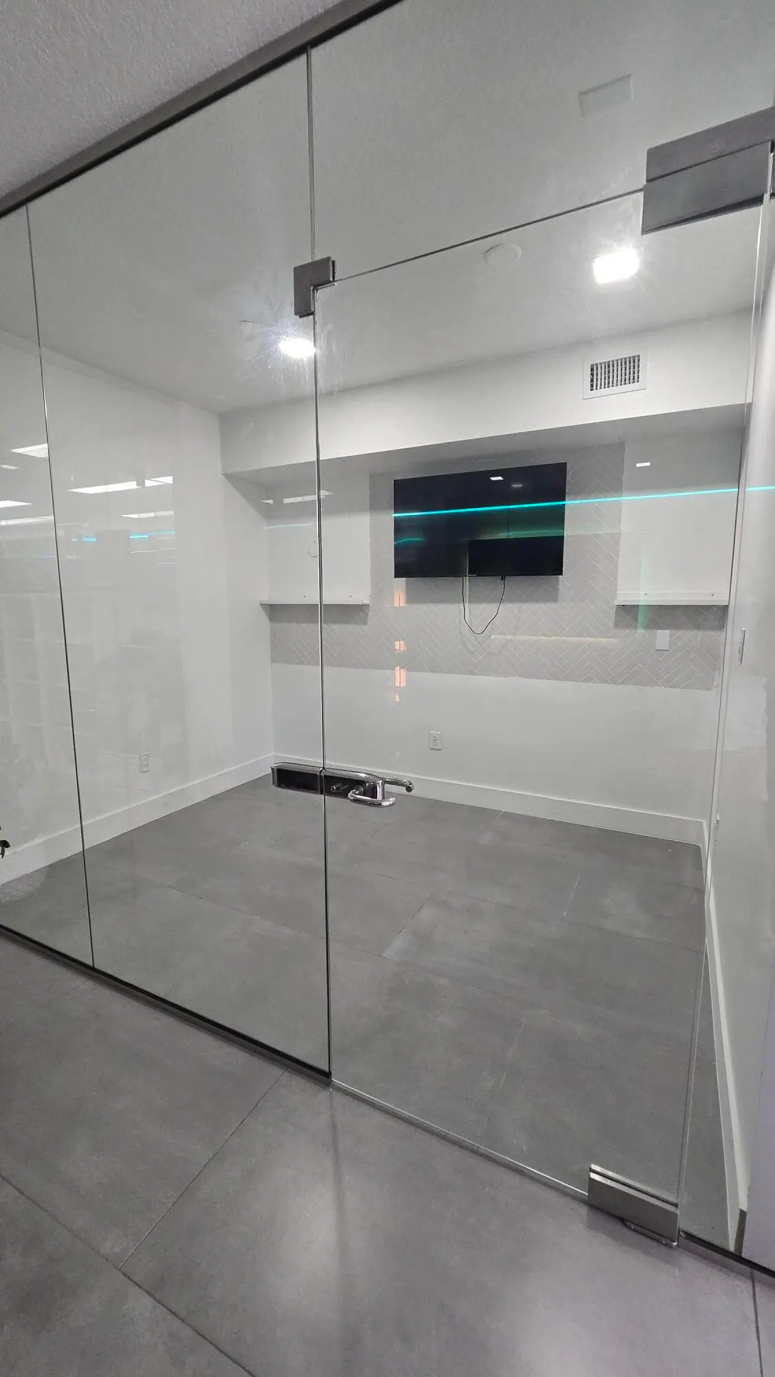 8x10 Glass Vacant office at 1918 HARRISON Street 105, Hollywood