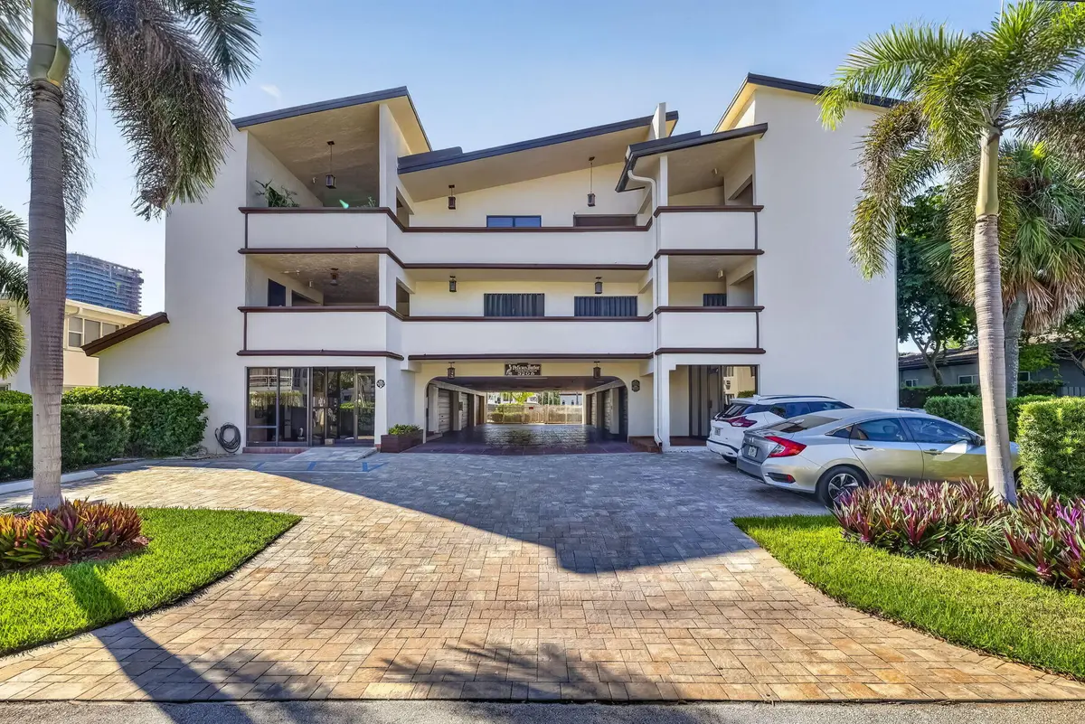 1-web-or-mls-8I8A1507 at 3208 SE 12TH Street 301, Pompano Beach