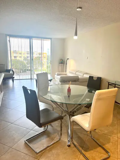 500 Executive Center Drive 5H, West Palm Beach – Condominium for rent