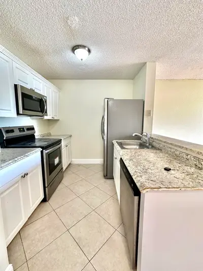 1405 Meadows Circle, Boynton Beach – Condominium for rent