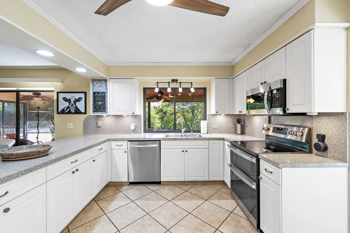 Kitchen at 15606 87th Trail, Palm Beach Gardens