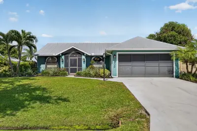 609 SE Barr Street, Port St. Lucie – Single Family Residence for sale