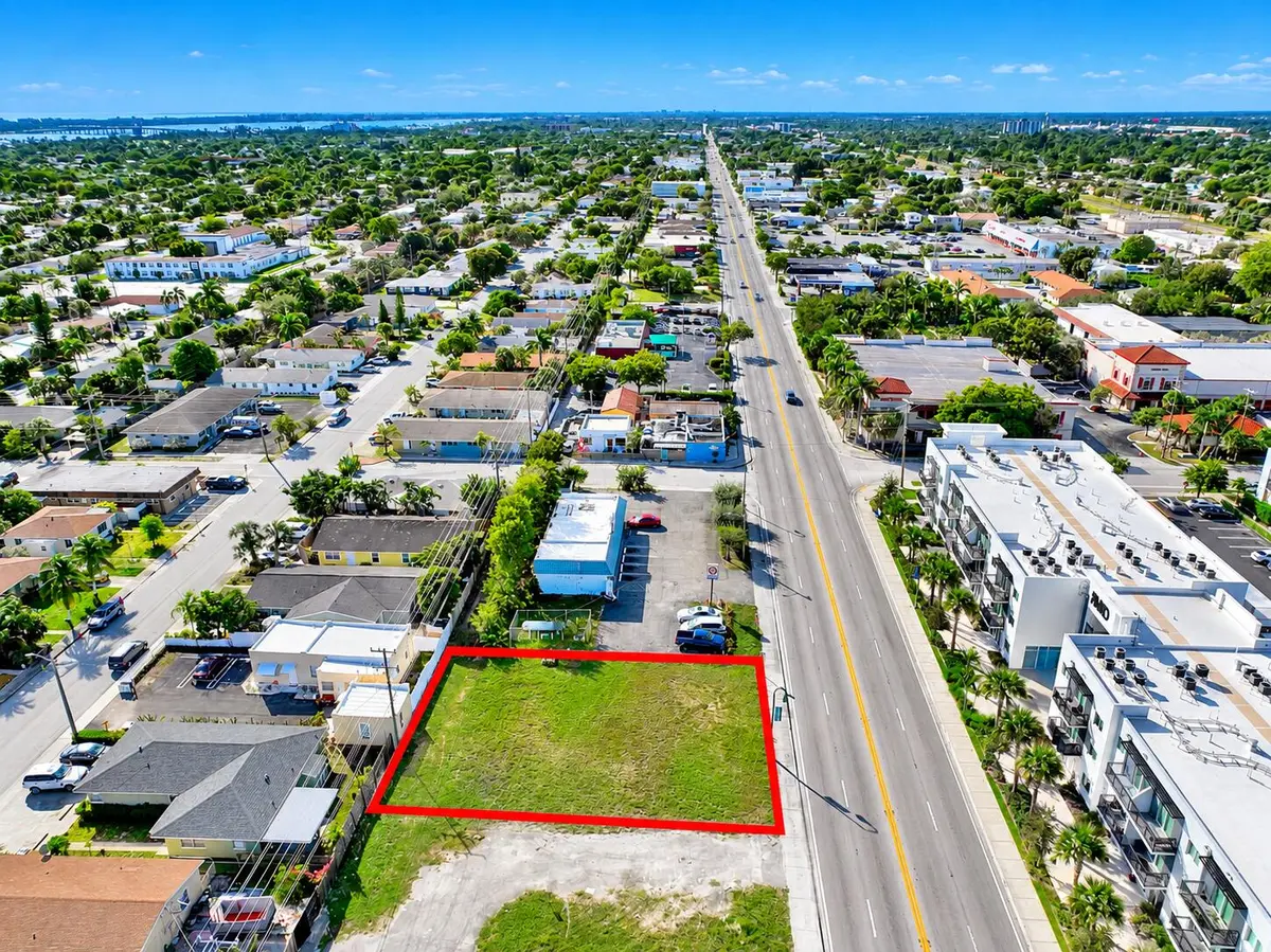 Red-Bordered Lot Along Busy Boulevard at 1616 N Dixie Highway, Lake Worth Beach