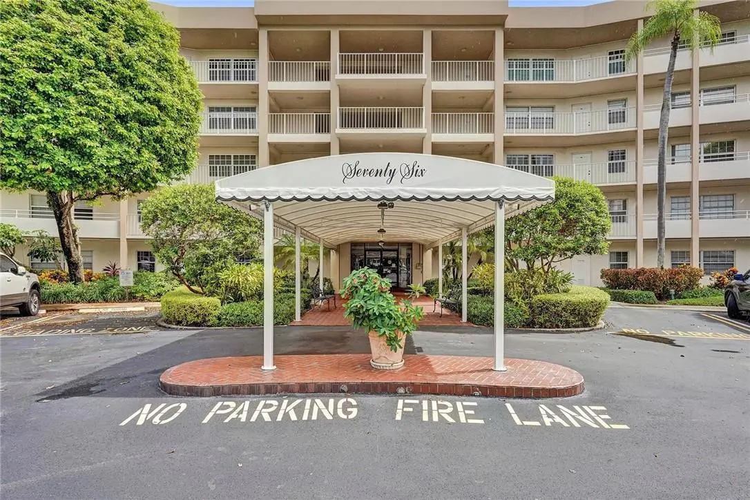 Photo 5 at 3900 Oaks Clubhouse Drive 107, Pompano Beach