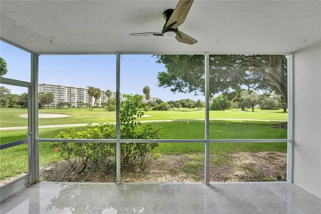 Photo 7 at 3900 Oaks Clubhouse Drive 107, Pompano Beach