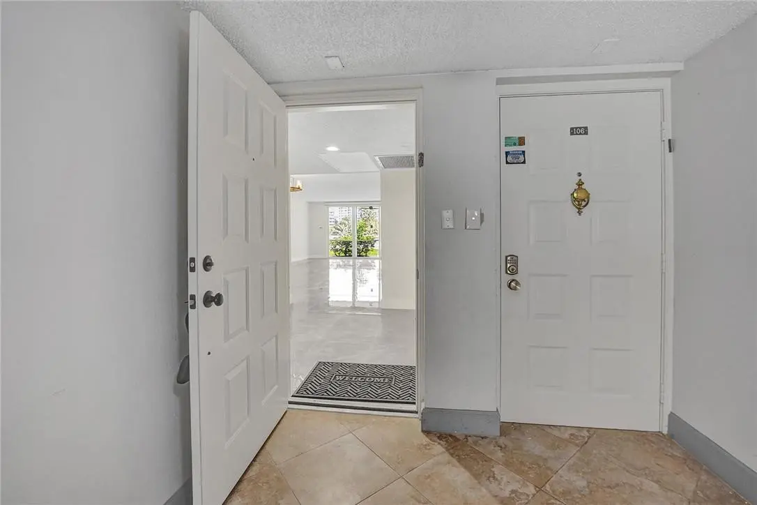 Photo 8 at 3900 Oaks Clubhouse Drive 107, Pompano Beach