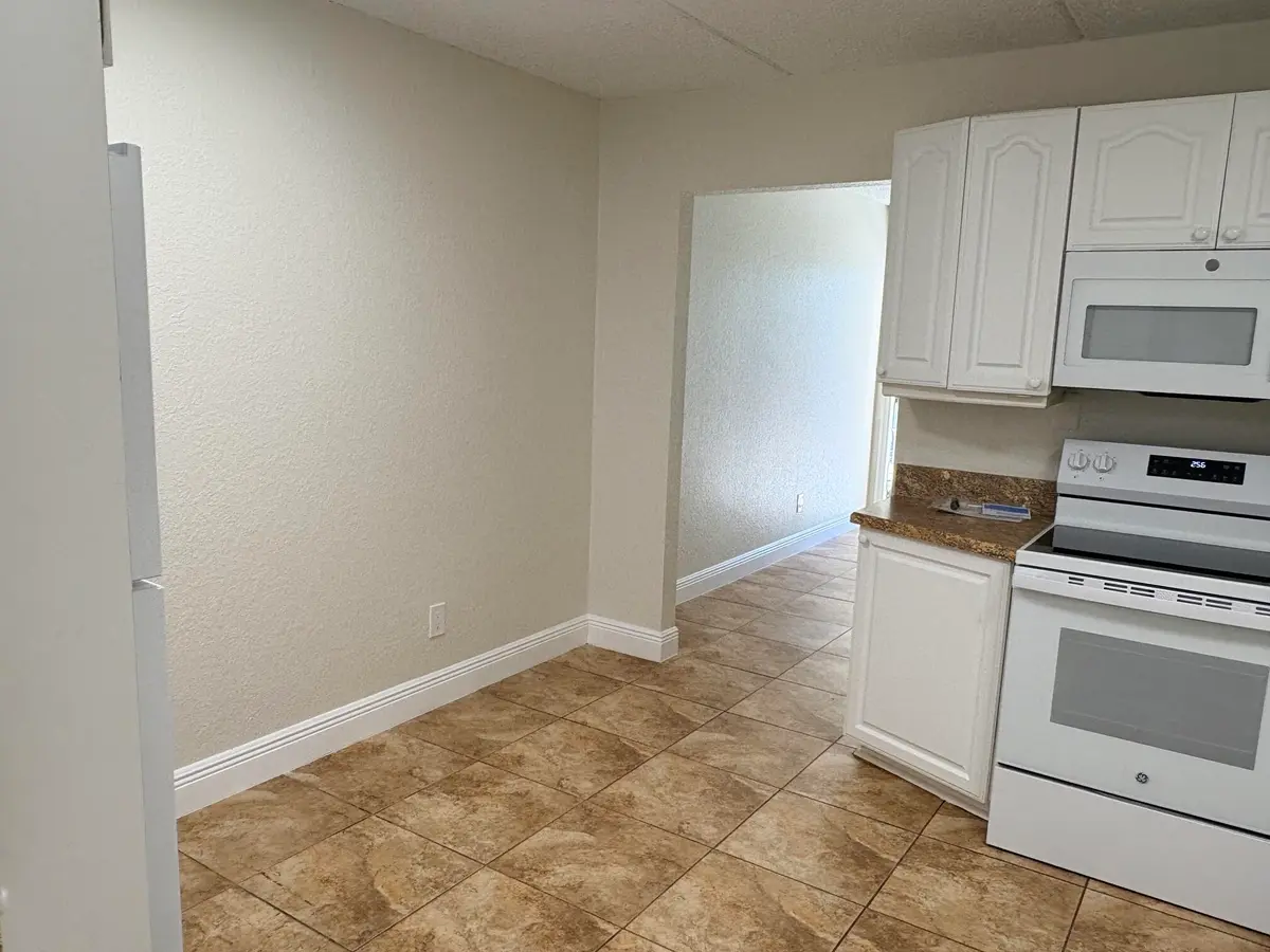 KITCHEN at 510 M Street Apt 1, West Palm Beach