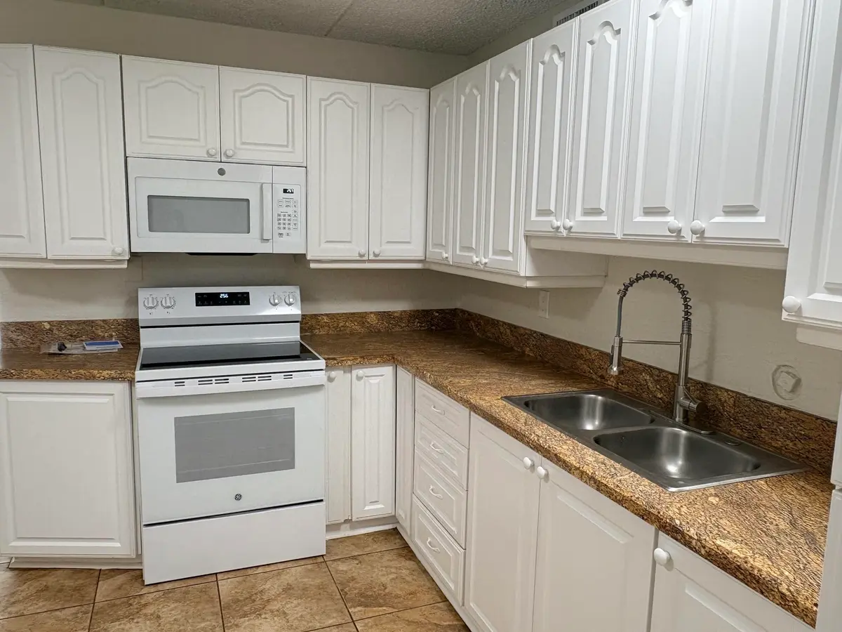 KITCHEN at 510 M Street Apt 1, West Palm Beach