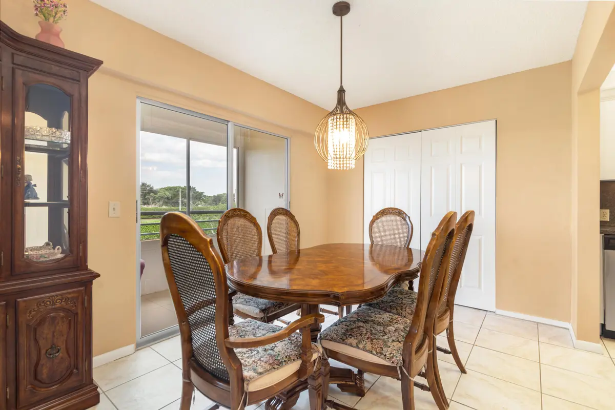 Dining at 203 SUFFOLK E, Boca Raton