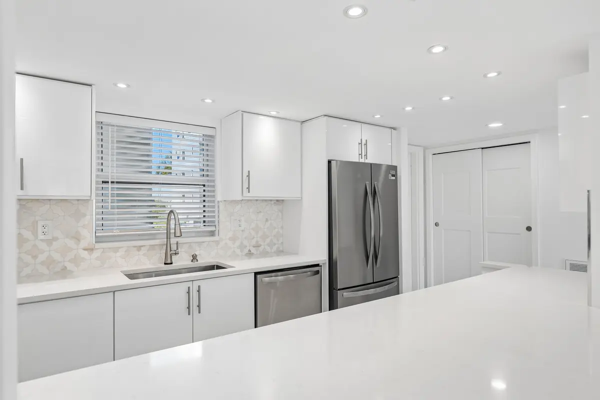 Kitchen at 711 N Birch Road 204, Fort Lauderdale