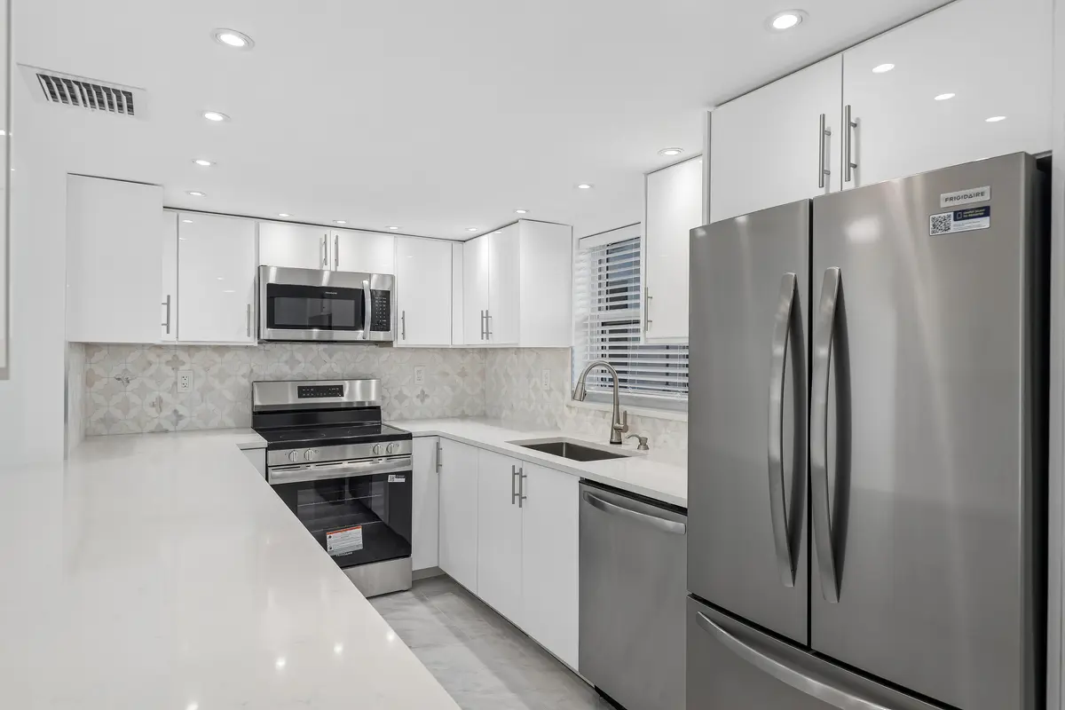 Kitchen at 711 N Birch Road 204, Fort Lauderdale