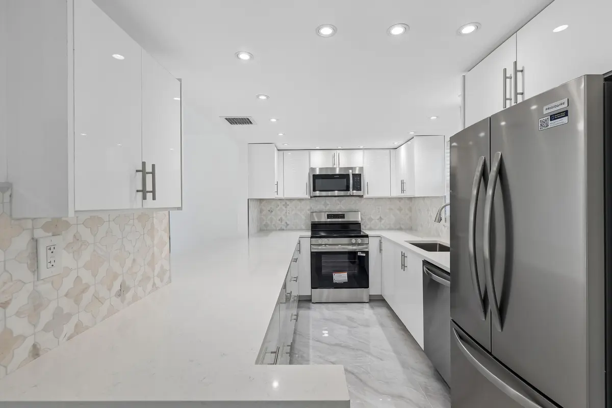 Kitchen at 711 N Birch Road 204, Fort Lauderdale