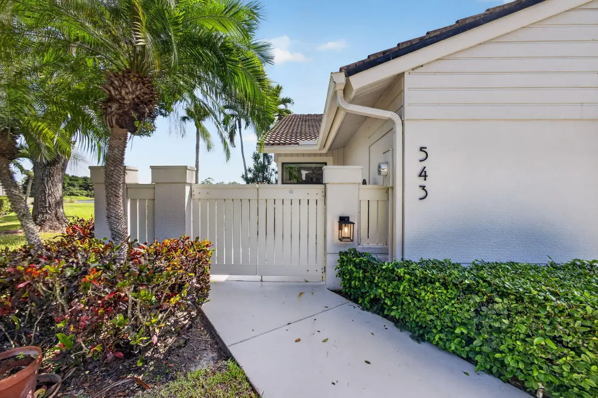 Gated Entrance at 543 Prestwick Circle, Palm Beach Gardens