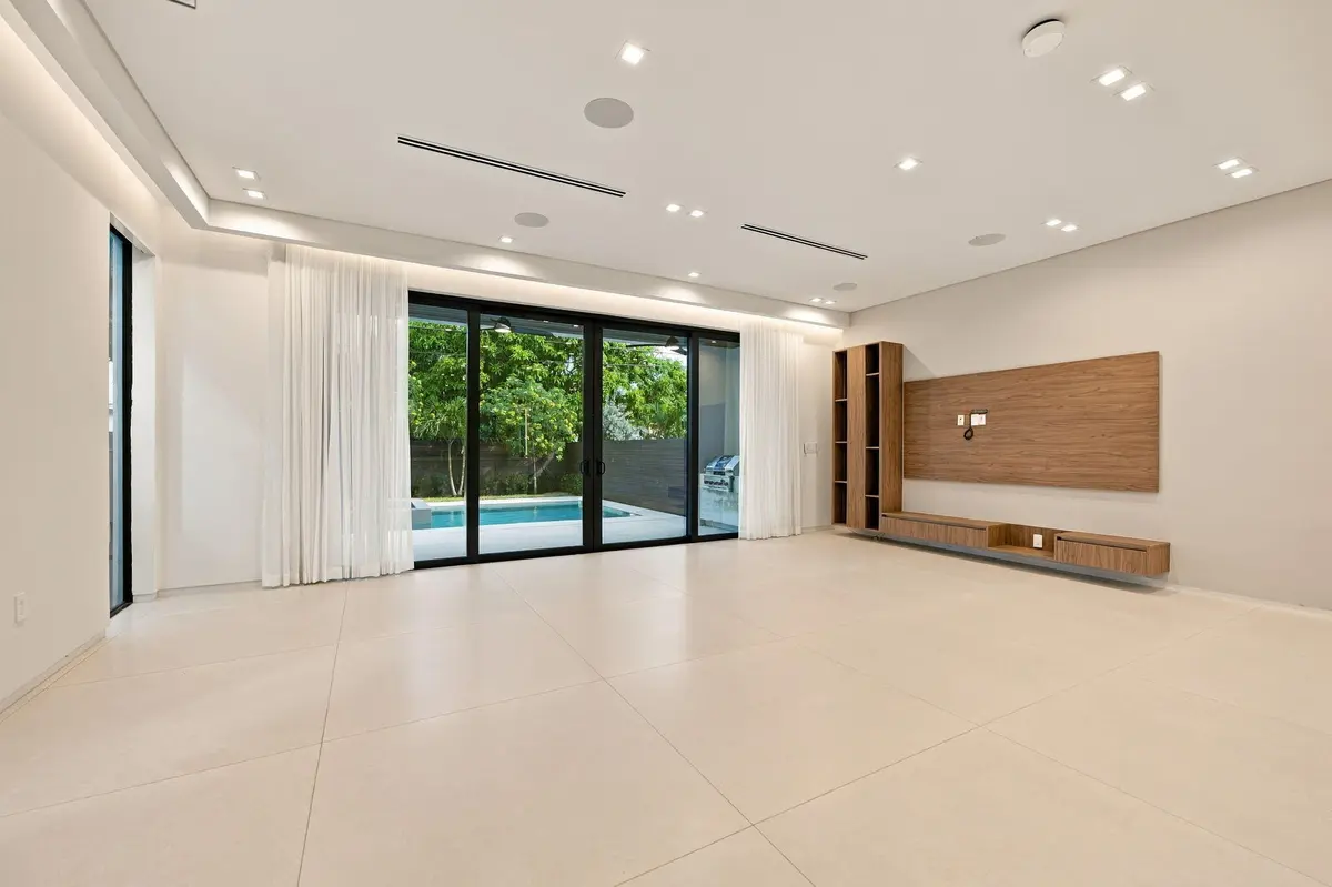 12-web-or-mls-1015-ne-3rd-st at 1015 NE 3rd Street, Fort Lauderdale