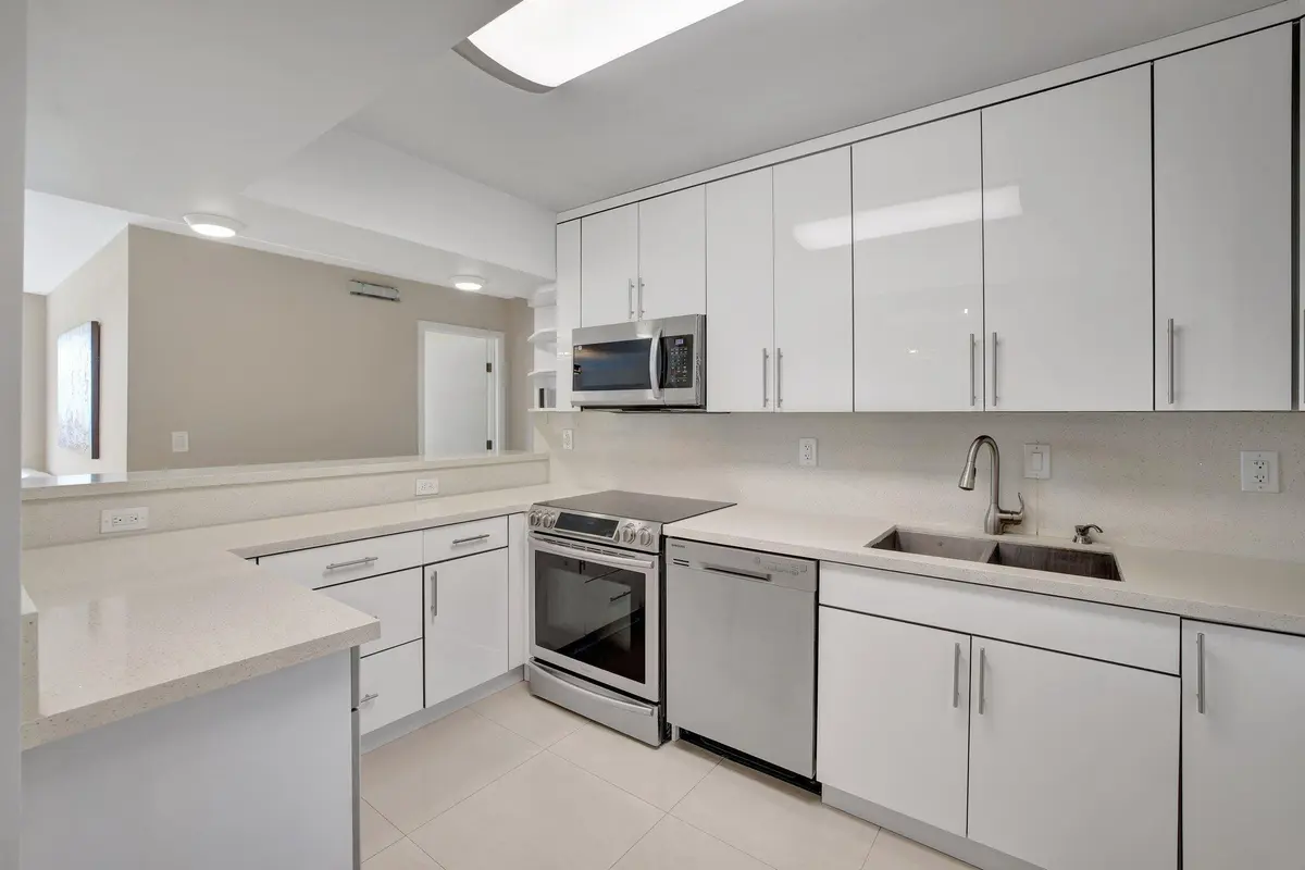 21-web-or-mls-699A7314 at 3701 N COUNTRY CLUB Drive 907, Aventura
