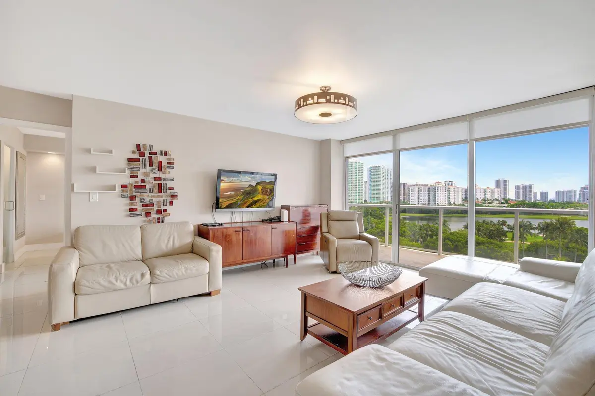 living room at 3701 N COUNTRY CLUB Drive 907, Aventura