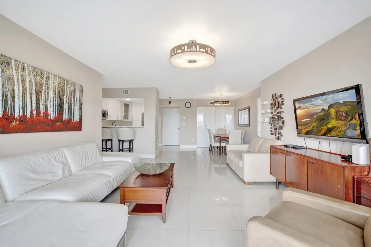 17-web-or-mls-699A7294 at 3701 N COUNTRY CLUB Drive 907, Aventura