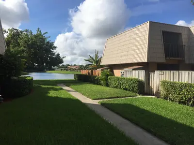 5214 52nd Way, West Palm Beach – Townhouse for rent