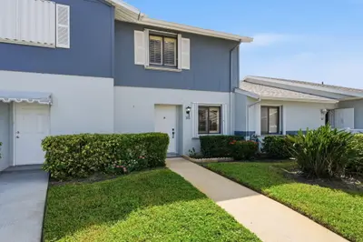 2641 Gately Drive 906, West Palm Beach – Condominium for sale