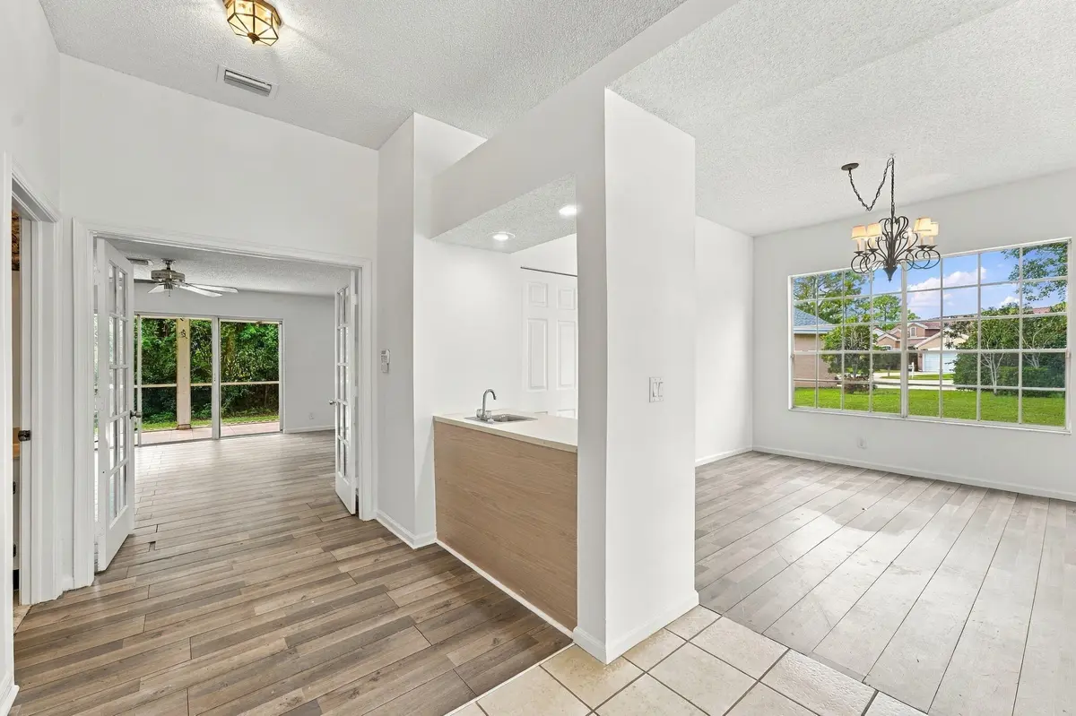 20-web-or-mls-DSC03873 at 1015 LAKE BREEZE Drive, Wellington