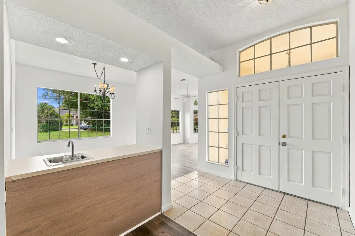 21-web-or-mls-DSC03878 at 1015 LAKE BREEZE Drive, Wellington