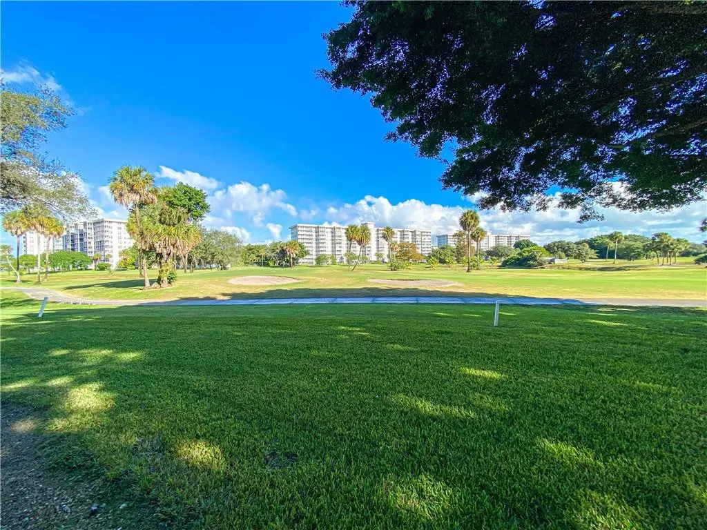 Photo 7 at 3900 Oaks Clubhouse Drive 106, Pompano Beach