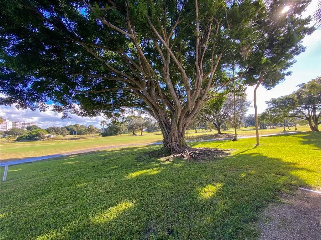 Photo 8 at 3900 Oaks Clubhouse Drive 106, Pompano Beach