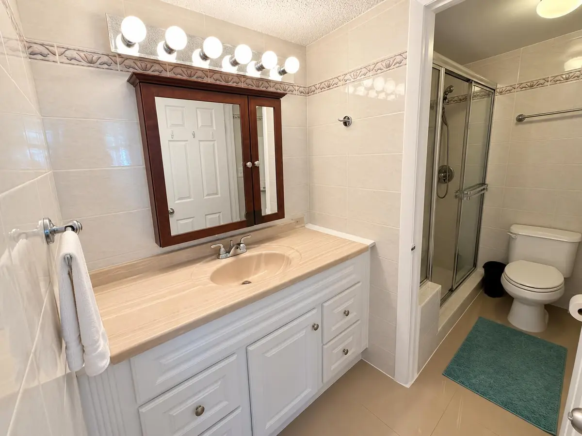 Baño beige renovado y luminoso at 17021 N BAY Road 107, Sunny Isles Beach