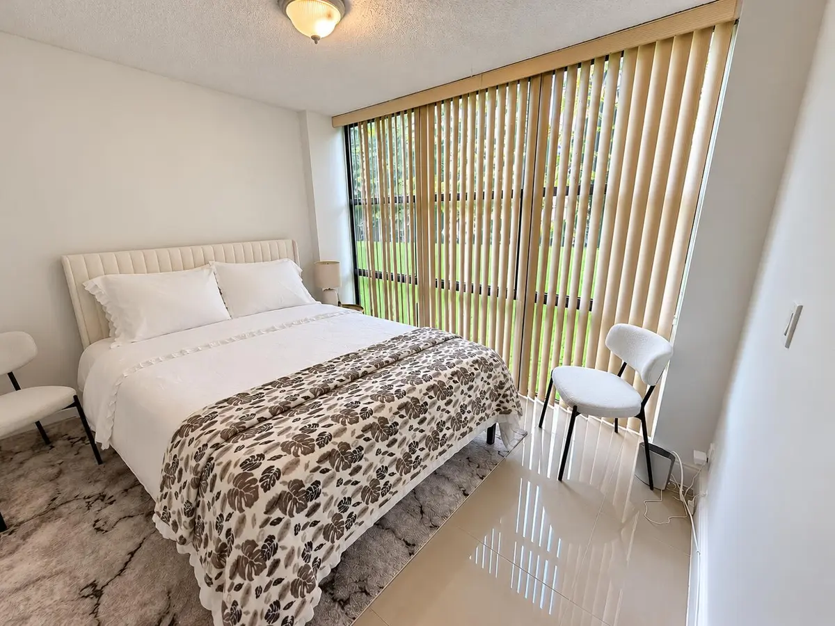 Dormitorio minimalista con cama impecabl at 17021 N BAY Road 107, Sunny Isles Beach