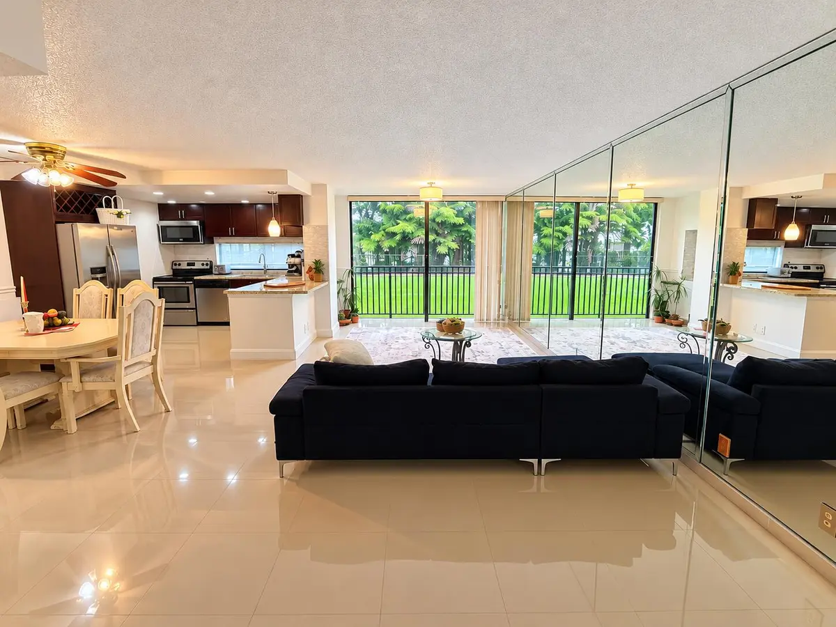 Sala moderna con vista al jardín at 17021 N BAY Road 107, Sunny Isles Beach