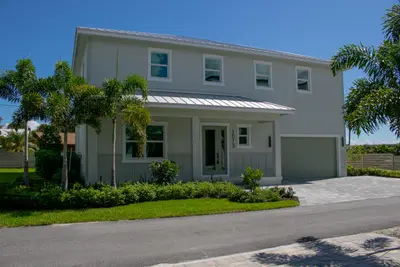 1013 NE Orange Avenue, Jensen Beach – Single Family Residence for sale