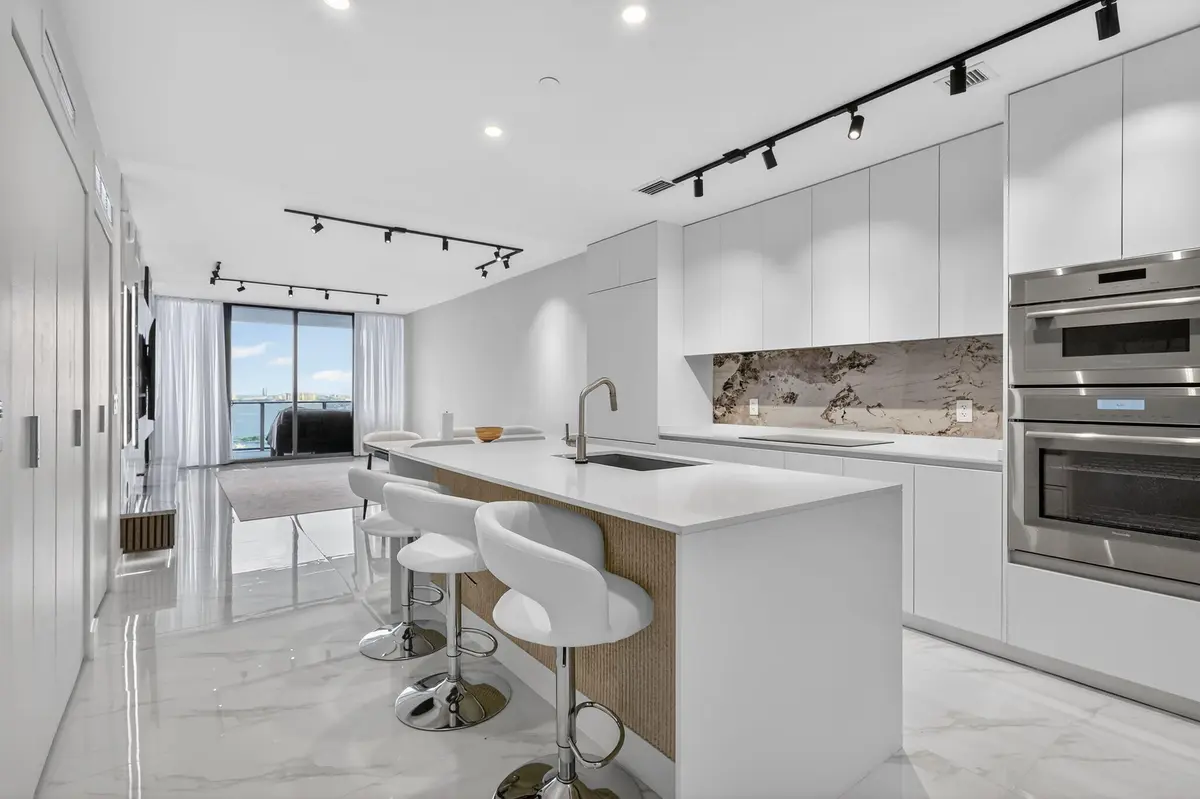20251203025825399855000000-o at 700 NE 24th Street 2006, Miami