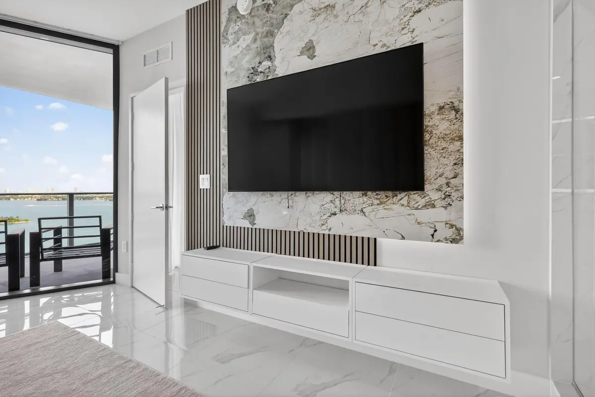 20251203025836970220000000-o at 700 NE 24th Street 2006, Miami