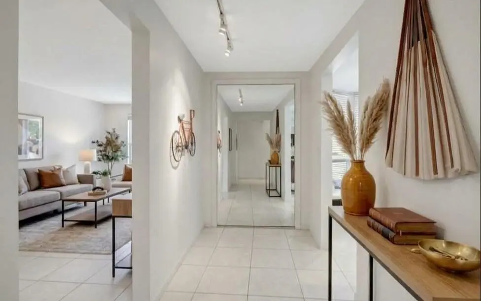 Entrance hallway at 3870 N Hwy A1A, Fort Pierce