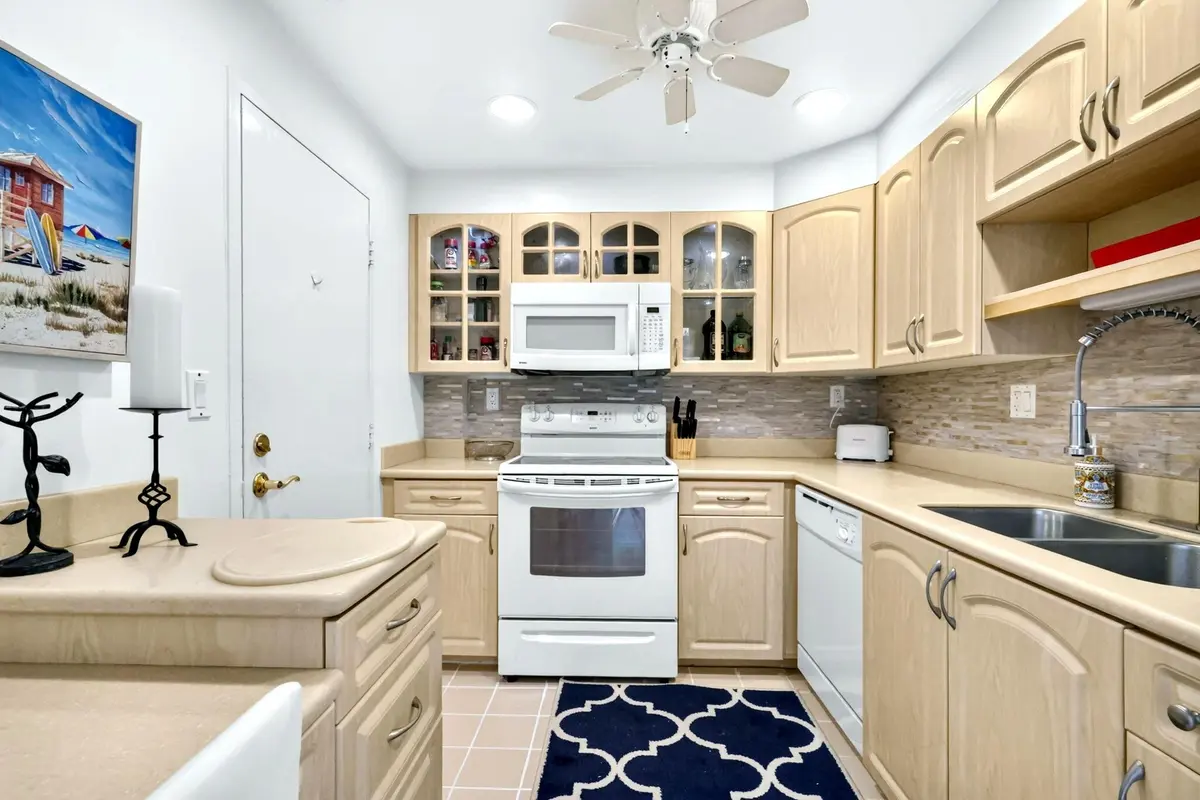 8-web-or-mls-_14A2896 at 2840 S Ocean Boulevard 3070, Palm Beach