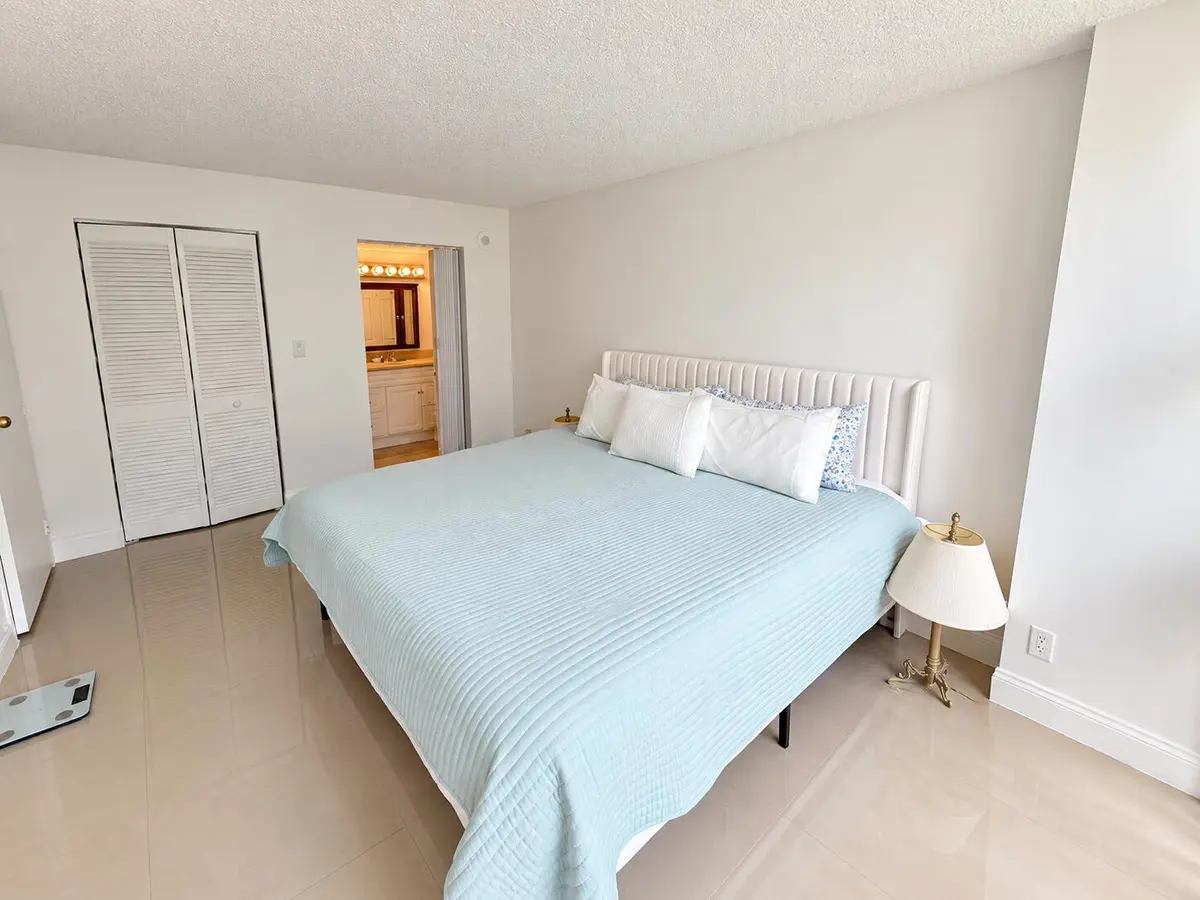 Dormitorio moderno con cama azul menta at 17021 N BAY Road 107, Sunny Isles Beach