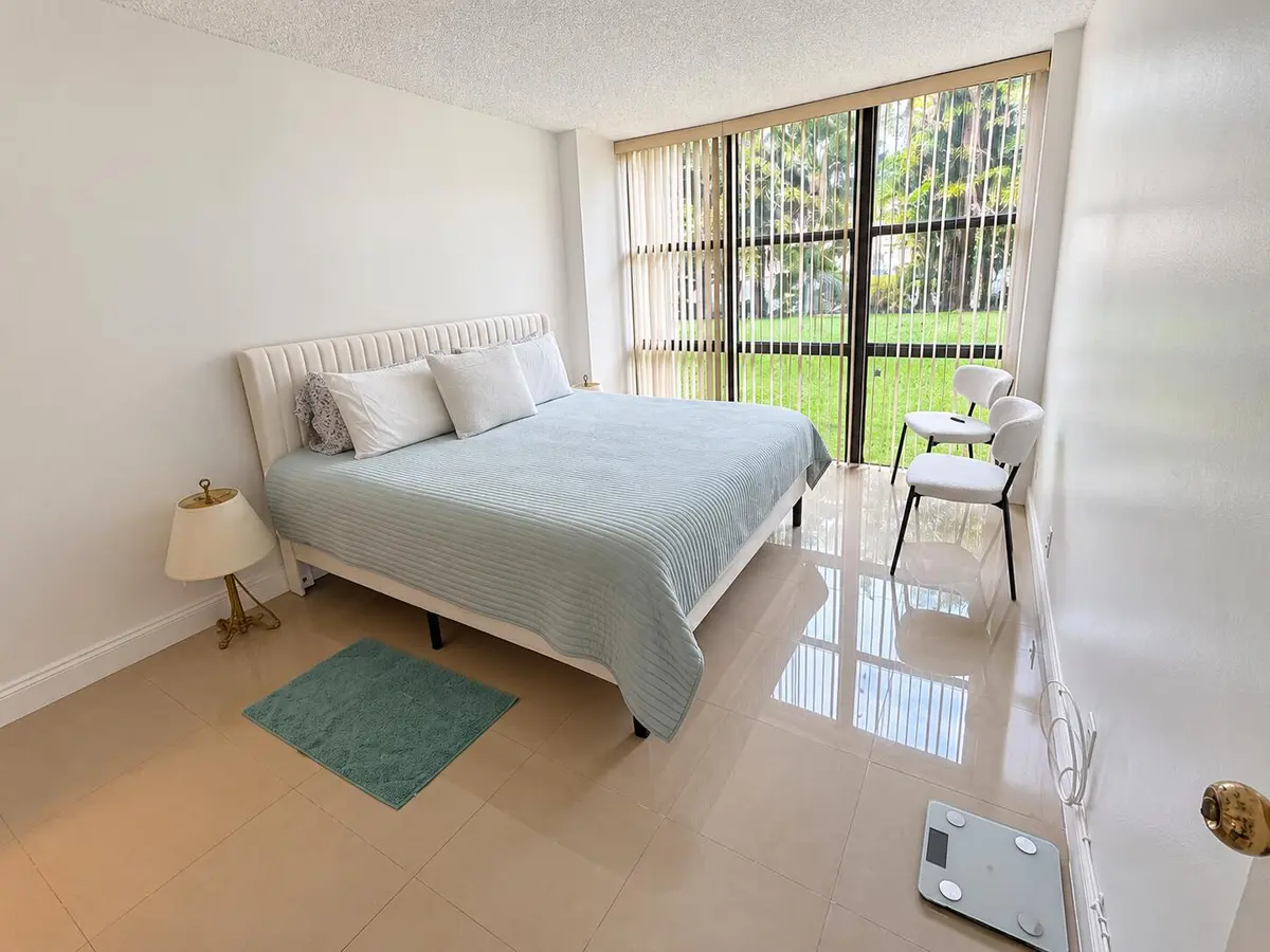 Dormitorio minimalista con luz natural at 17021 N BAY Road 107, Sunny Isles Beach