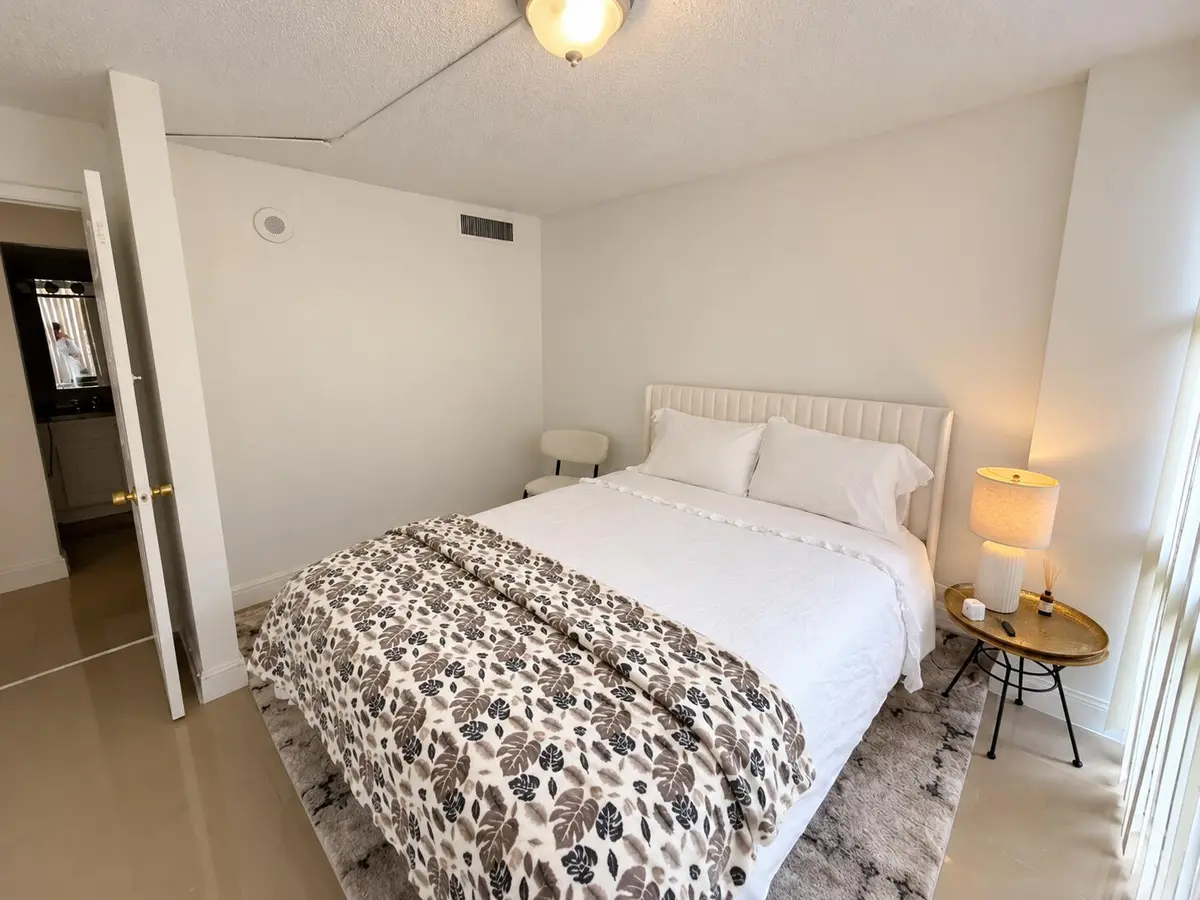 Dormitorio moderno limpio y acogedor at 17021 N BAY Road 107, Sunny Isles Beach