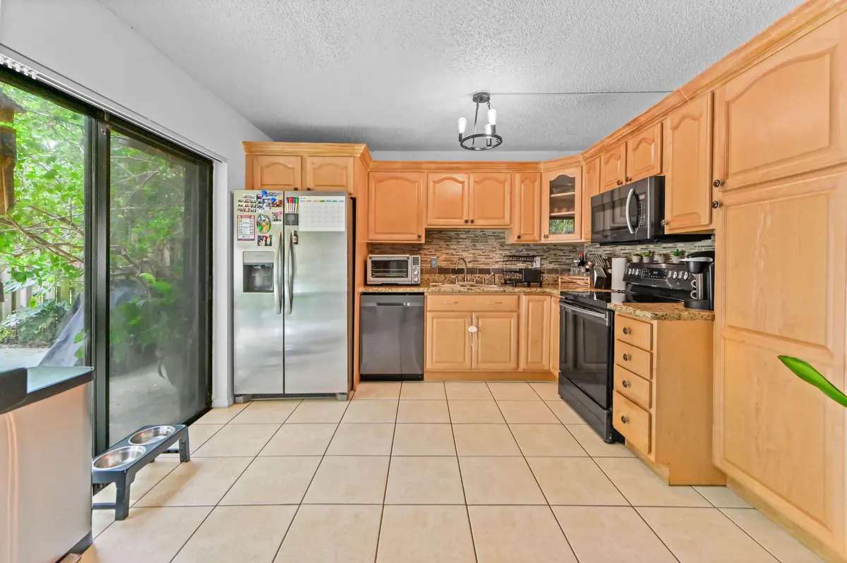 13 Kitchen 03 at 824 Springdale Circle, Palm Springs