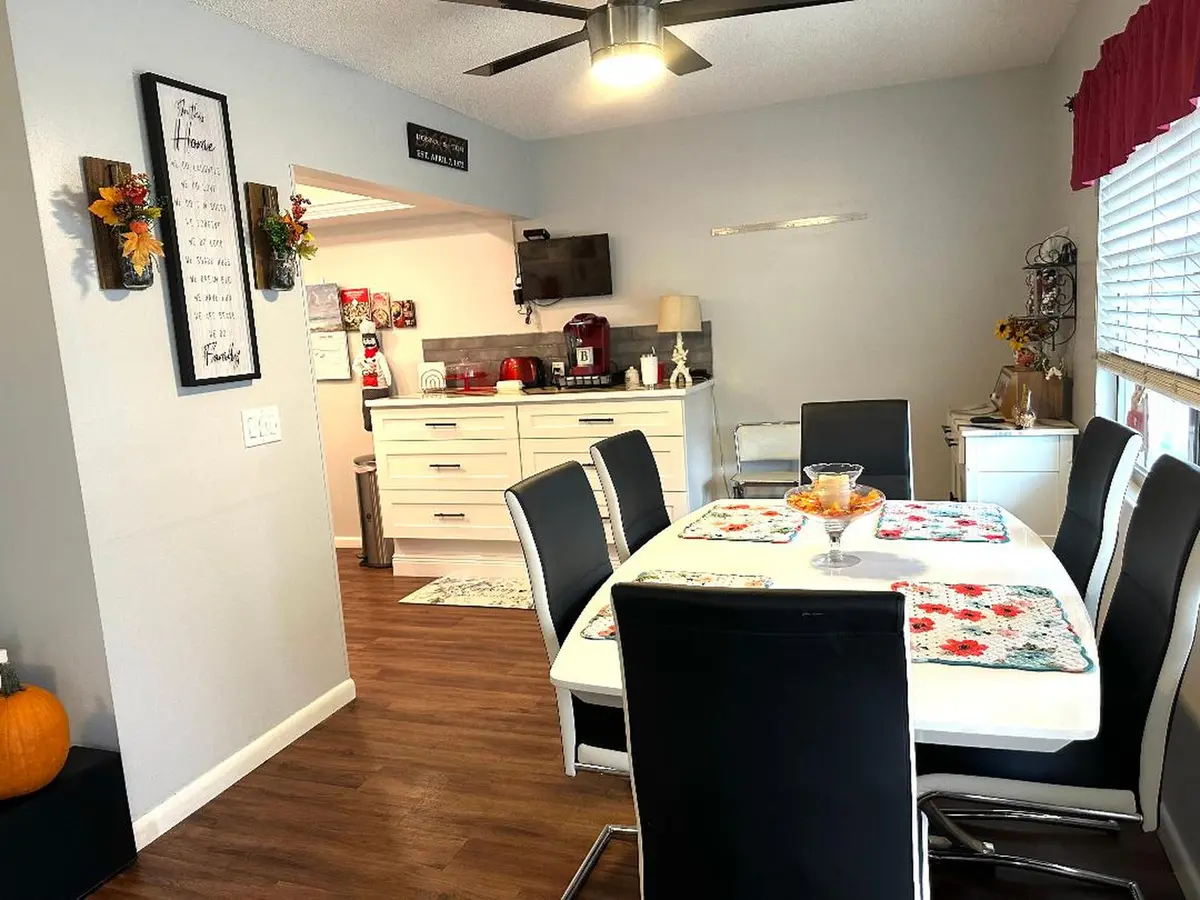 dining at 2023 Lyndhurst I, Deerfield Beach