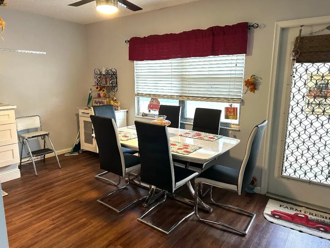 dining at 2023 Lyndhurst I, Deerfield Beach