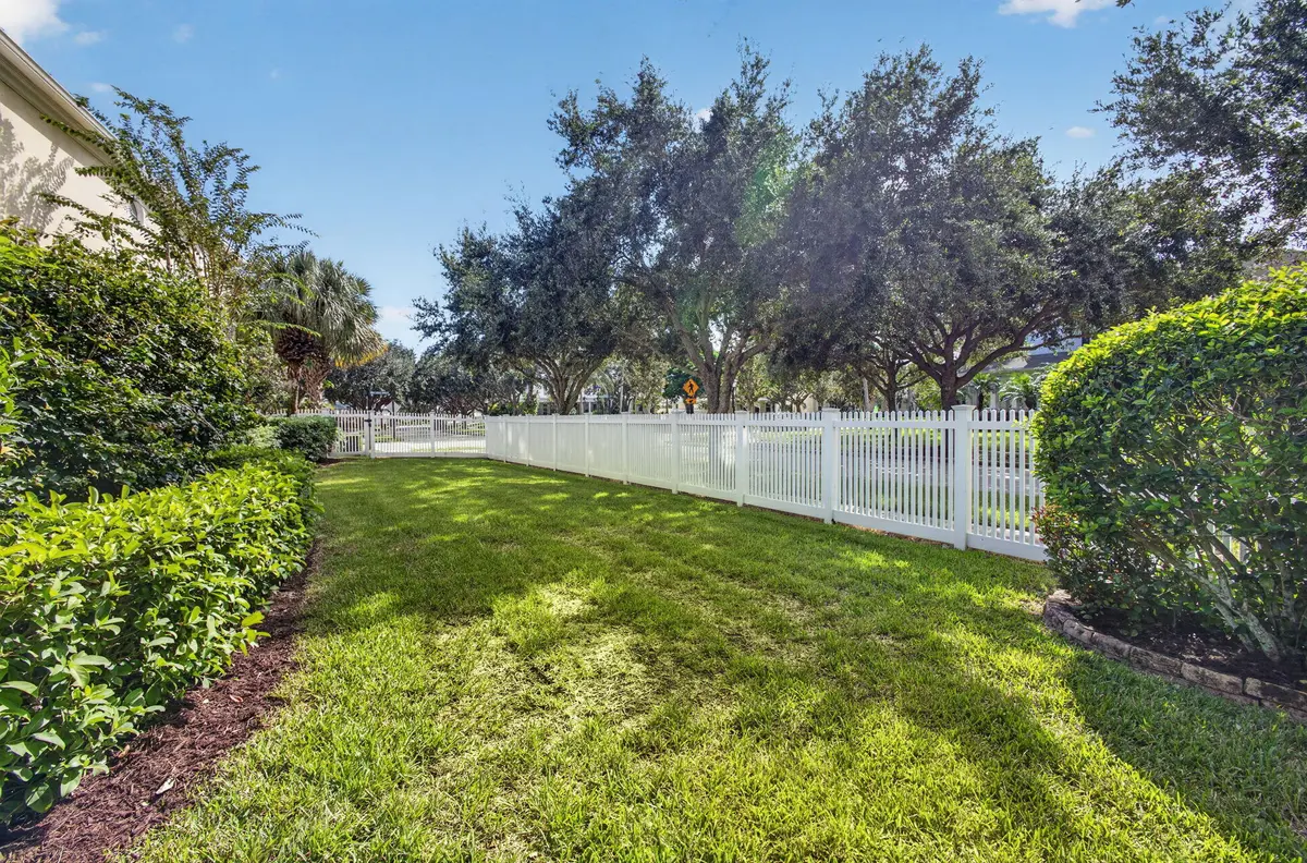 Fence Space at 1043 Key Largo Street, Jupiter