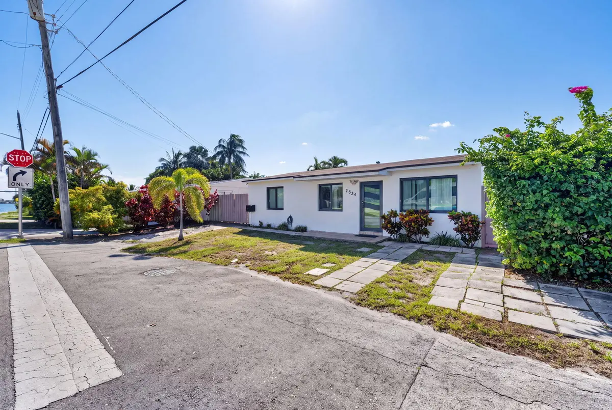 6-web-or-mls-DSC05525_360MEDIA at 2634 SHERIDAN Street, Hollywood