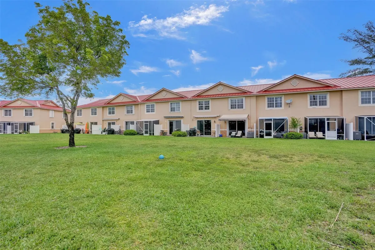 Photo 6 at 4059 CRYSTAL LAKE Drive, Deerfield Beach