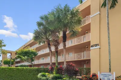 4721 Lucerne Lakes Boulevard 744, Lake Worth – Condominium for sale